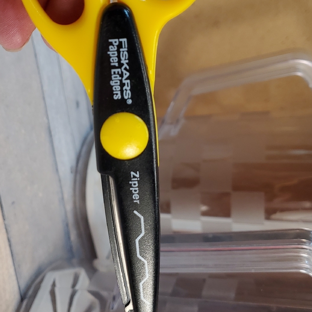 Fiskars Paper Edgers Zipper Edge Scissors - Picture 5 of 6
